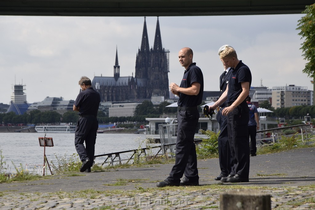 Uebung BF Taucher und Presse Koeln Zoobruecke Rhein P133.JPG - Miklos Laubert